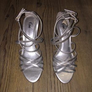 NWOT Fioni Metallic Heel - Silver - Size 7